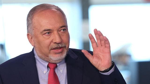 Liberman aclaró que se opone a la marcha solo en ciudades de marcada población ortodoxa (Ynet) "La puerta a Liberman no se cerró"