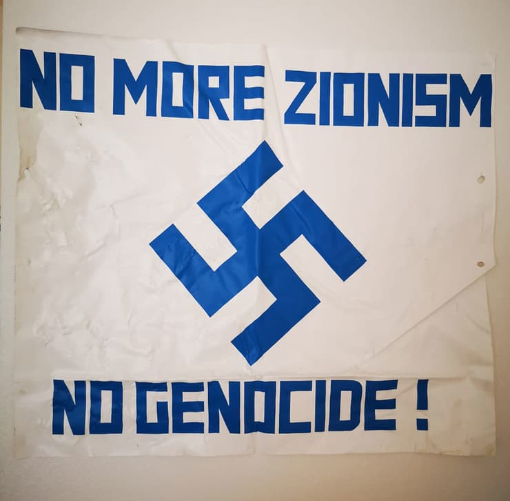 Esvástica que se encontró en la embajada de Israel en Finlandia 
