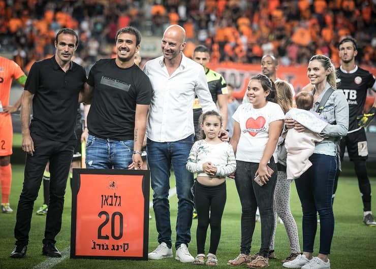 Pedro Galván y familia en un cálido reconocimiento en Bnei Iehuda, club en el que jugó ocho temporadas (Ynet) Pedro Galvan
