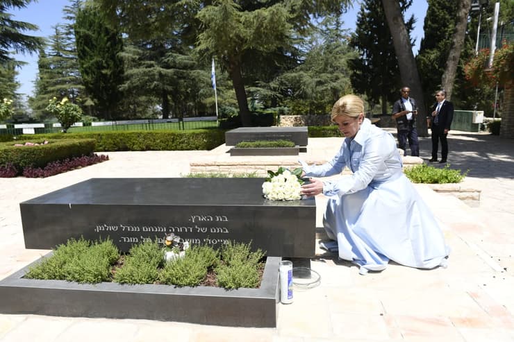 Kolinda Grabar-Kitarović visitó la tumba de Nechama Rivlin