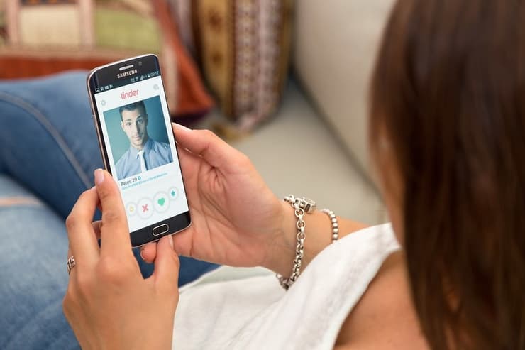 "Bendije al creador de Tinder" 