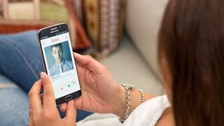 "Bendije al creador de Tinder"
