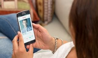 "Bendije al creador de Tinder"