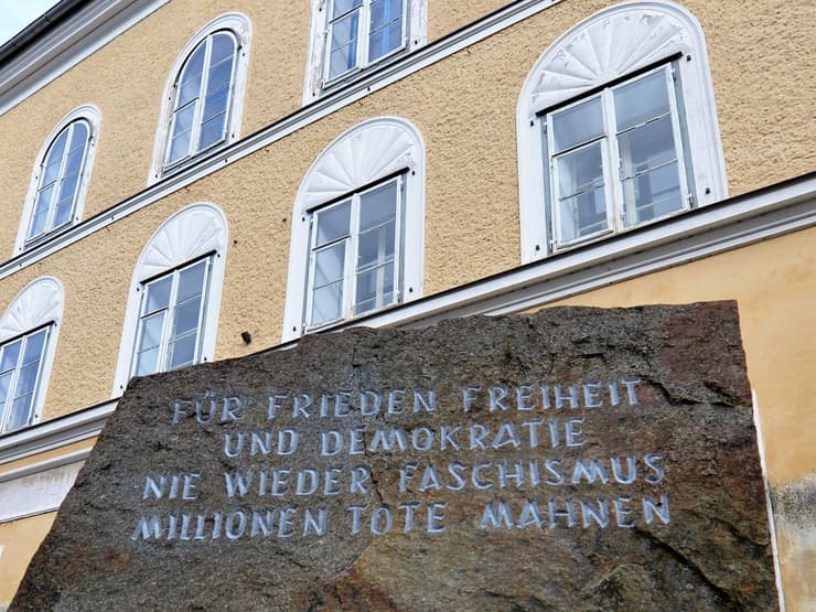 “Por la paz, la libertad y la democracia. Nunca más el fascismo. Millones de muertos nos lo recuerdan”. (AFP) La casa en la que nació Hitler