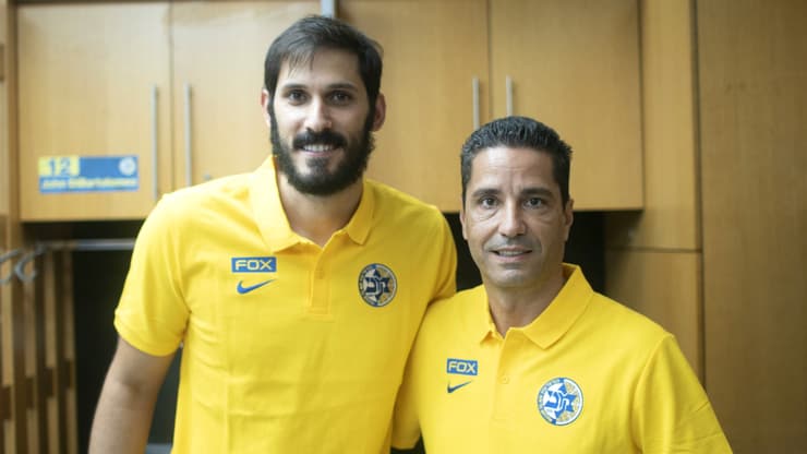 Casspi junto a su nuevo entrenador 