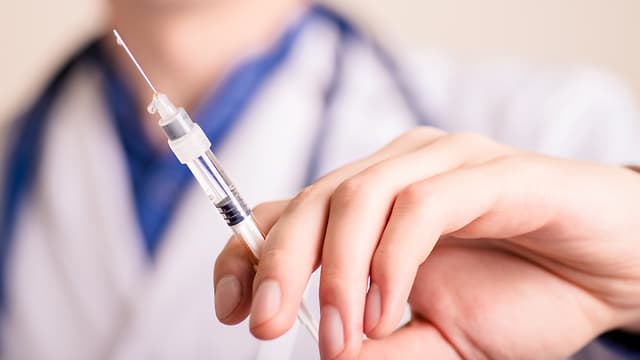 La resistencia a las vacunas por cuestiones ideológicas ha despertado en los últimos años un nuevo brote de sarampión en el mundo (Ynet) Vacunas