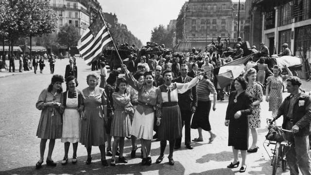Civiles franceses saludan a las tropas de Francia y Estados Unidos que liberaron la ciudad de París (Ynet) Civiles franceses saludan a las tropas de Francia y Estados Unidos que liberaron la ciudad de París