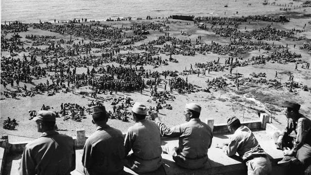 Miles de soldados de la 3° División de EE. UU. esperan para abordar los tanques de desembarco en una playa no identificada de Italia en vistas de la Operación Dragón, 10 de agosto de 1944 (Ynet) Miles de soldados de la 3° División de EE. UU. esperan para abordar los tanques de desembarco en una playa no identificada de Italia en vistas de la Operación Dragón, 10 de agosto de 1944
