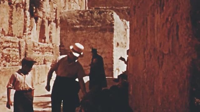 El Muro de los Lamentos, mucho antes de que existiera la plaza de hoy (archivo de la Cinemateca de Jerusalem) El Muro de los Lamentos, mucho antes de que existiera la plaza de hoy