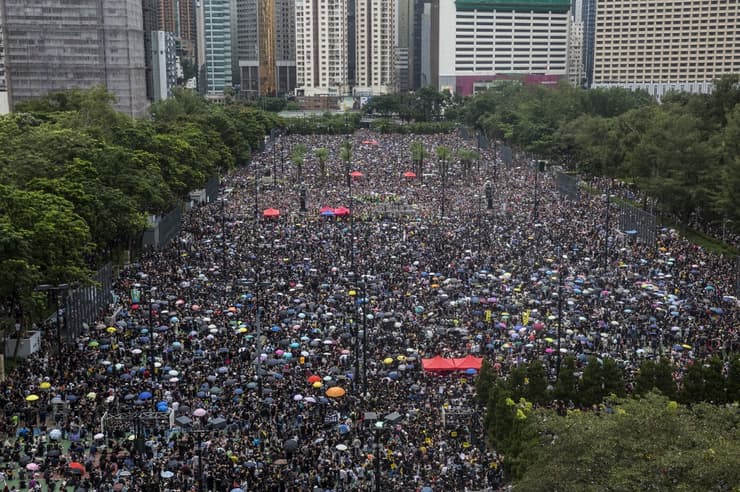 Ver a tanta gente caminando hacia Hong Kong bajo la lluvia da fuerza a todos". 