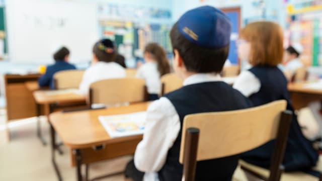 19 años de educación ultraortodoxa, equivalen a 10 años de educación para el mercado laboral (Ynet) Naama Issachar