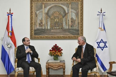 El encuentro entre ambos funcionarios. 