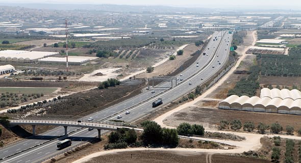 Quien viaje antes de Rosh Hashaná fuera de su ciudad no podrá regresar a su hogar hasta que finalice el cierre general. (Amit Sha'al) Autopista 6.
