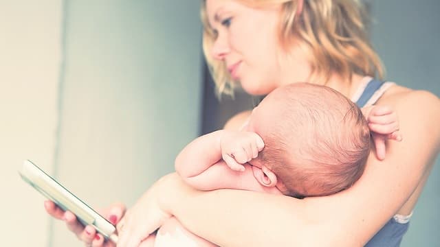 Cuando nuestra atención se aleja en dirección a la luz intermitente del aparato, nuestro bebé sufre las consecuencias (Ynet) Madre con celular