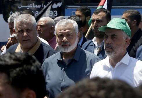 Ismail Haniya y Yahya Sinwar junto con Khaled al-Batch, de la Jihad Islámica. 
