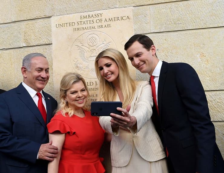 Netanyahu y su mujer Sara, junto a Ivanka Trump y Jared Kushner en la inauguración de la Embajada en Jerusalem (Ynet) Netanyahu y su mujer Sara, junto a Ivanka Trump y Jared Kushner en la inauguración de la Embajada en Jerusalem
