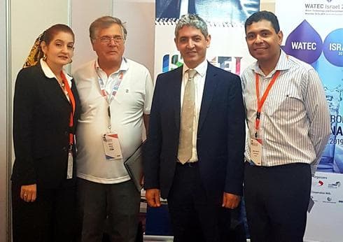 Prof. Eilon Adar junto al embajador Reda Mansour en el pabellón israelí instalado en la sede del 38° Congreso Mundial de la IAHR (@IsraelinPanama) Pabellón israelí en el Congreso Mundial de la IAHR