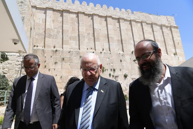 Rivlin visitó Hebron para conmemorar los 90 años de la masacre de judíos en el lugar (@PresidentRuvi) Rivlin en Hebron