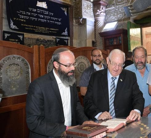 En La Tumba de Los Patriarcas están enterrados Abraham y Sara, Itzjak y Rivka, y Yaakov y Lea (@PresidentRuvi) Rivlin en Hebron