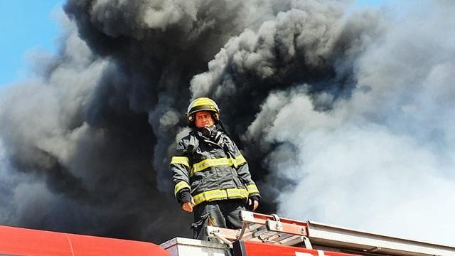 Bombero trabaja en la extinción del incendio desatado en Haifa