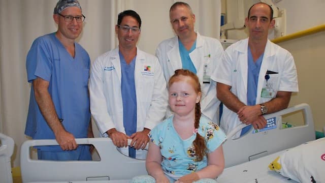 La niña junto al personal médico 