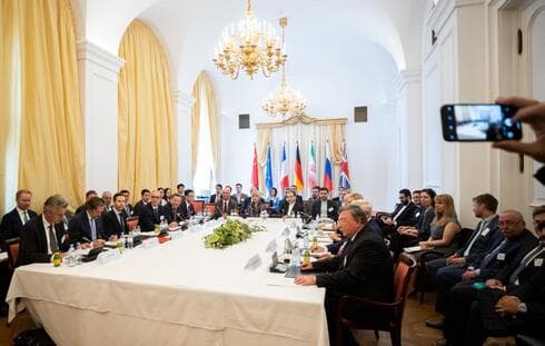 Reunión entre representantes de Irán y la Unión Europea para salvar el pacto nuclear. (AFP) Reunión entre representantes de Irán y la Unión Europea para salvar el pacto nuclear