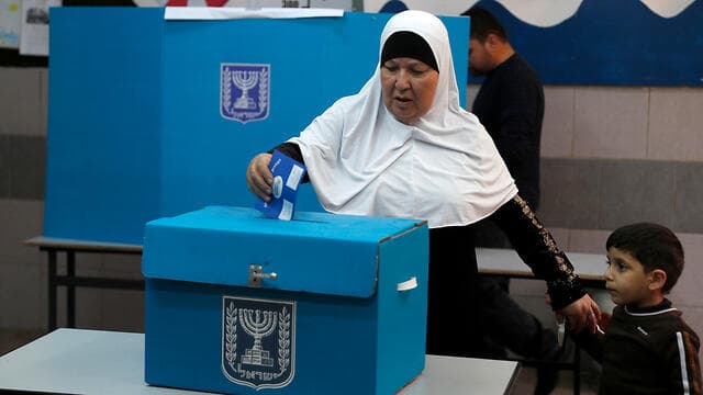 Arabe votando en Israel