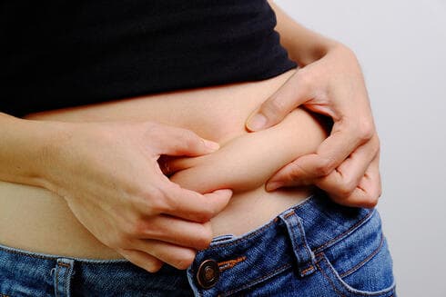 La grasa abdominal que acumulamos en la menopausia también está relacionada con nuestras horas de sueño. (Ynet) Grasa abdominal