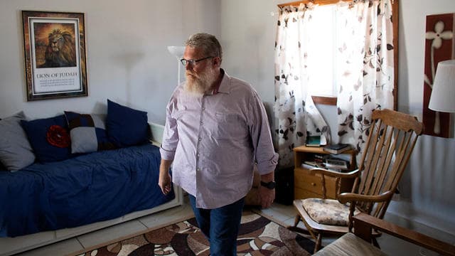 Tommy Waller, fundador del grupo cristiano con sede en Estados Unidos HaYovel, entra a los alojamientos de su familia en las afueras del asentamiento de Har Bracha en Cisjordania (Ynet) Tommy Waller, fundador del grupo cristiano con sede en Estados Unidos HaYovel, entra a los alojamientos de su familia en las afueras del asentamiento de Har Bracha en Cisjordania