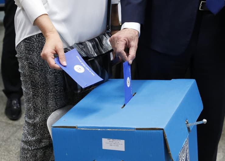 El costo de llevar a cabo una tercera elección nacional podría alcanzar los 12 mil millones de shekels. (AFP) Votación