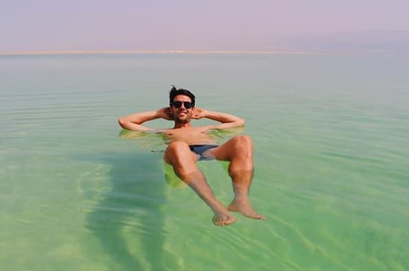 Kaká flotando en el Mar Muerto durante su viaje anterior a Israel 