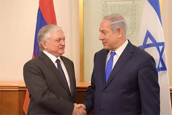 El exministro de Relaciones Exteriores de Armenia, Edward Nalbandian, junto a Benjamín Netanyahu en 2017 (Asbarez) El exministro de Relaciones Exteriores de Armenia, Edward Nalbandian junto a Benjamín Netanyahu en 2017