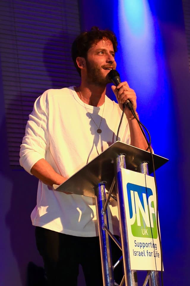 Michael Aloni durante el evento en Manchester 