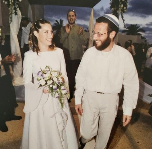 Casamiento de Tefet y Uri en 2002, tres años antes de la desconexión israelí de Gaza (Ynet) Casamiento Gush Katif