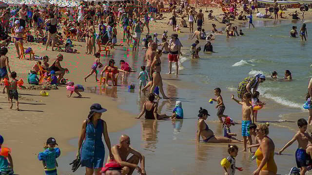 Israelíes en las playas de Tel Aviv 