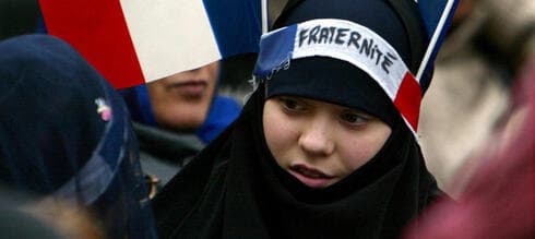 Francia quiere ejercer un mayor control sobre las asociaciones y los lugares de culto musulmanes en el país. (Reuters) Musulmana Francia