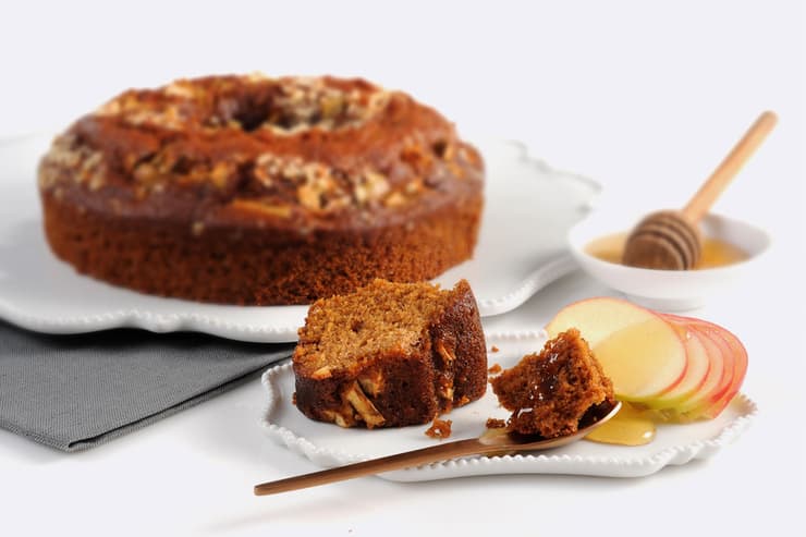 En Rosh Hashaná comemos manzanas con miel para tener un buen año, es por eso que esta receta combina ambos ingredientes, con un sabroso resultado (Ynet) torta miel y manzana