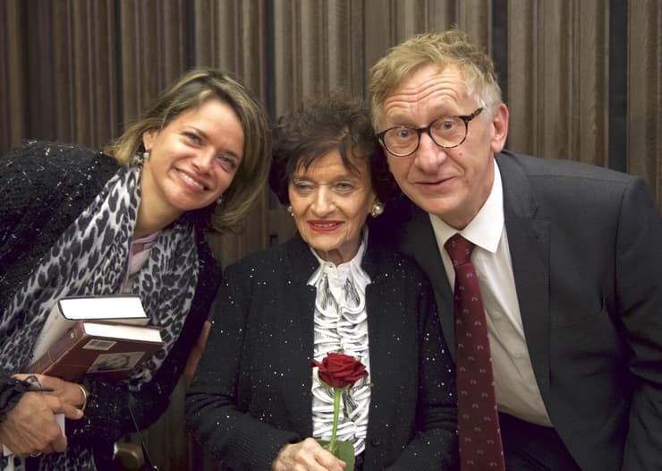 Elizabeth Bellak con su hija y el cineasta Tomasz Magierski durante la presentación del documental (AFP) Elizabeth Bellak con su hija y el cineasta Tomasz Magierski durante la presentación del documental