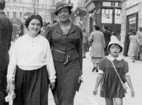 Renia Spiegel (izquierda) junto a su madre y su hermana en Przemysl, Polonia (1942) (AFP) Reina Spiegel (izquierda) junto a su madre y su hija en Przemysl, Polonia (1942).