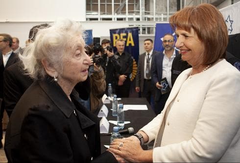 La ministra de Seguridad de Argentina junto a Eva Rosenthal, sobreviviente de la Shoá (Ana Laura Álvarez) Bullrich Eva Rosenthal