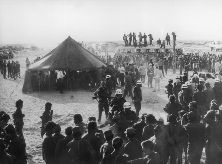 Soldados israelíes tras la firma del alto al fuego con Egipto. 
