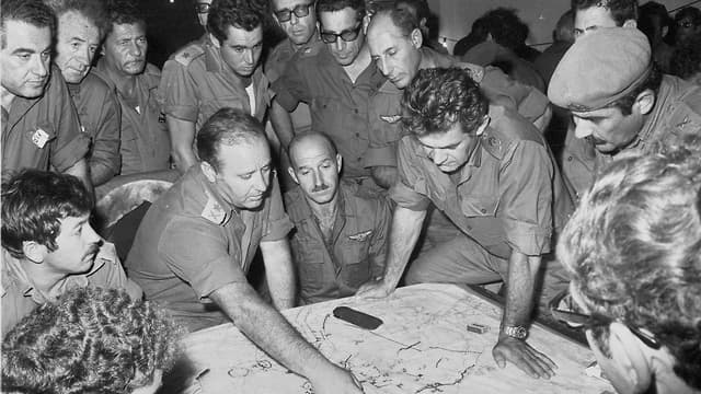 El jefe de las FDI, David Elazar, con los altos mandos del Comando Norte. (Archivo FDI) Guerra Yom Kipur