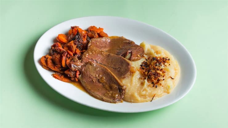 Lengua de vaca con salsa demi-glace