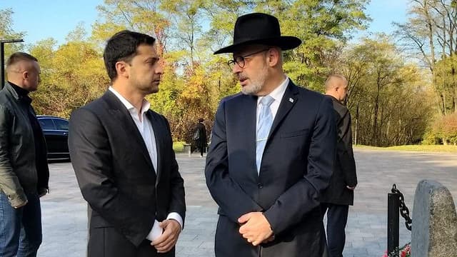El embajador Joel Lion y el presidente de Ucrania, Volodímir Zelenski, durante una ceremonia de recuerdo a las víctimas de la masacre de Babi Yar (Ynet) El embajador Joel Lion y el presidente de Ucrania, Volodímir Zelenski, recordaron a las víctimas de Babi Yar