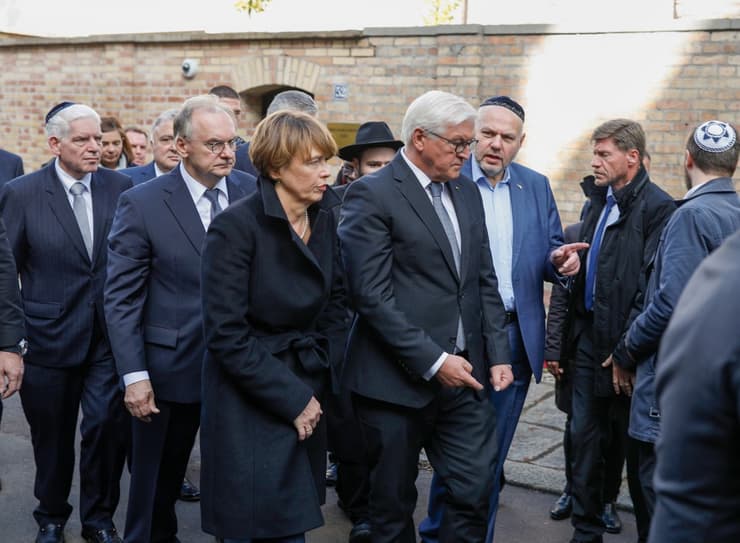 Frank-Walter Steinmeier arriba a la sinagoga de Halle