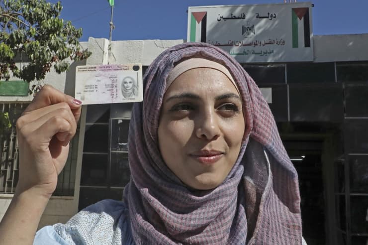 Dalia al Darawish sostiene su registro de conducir camiones pesados como símbolo de libertad (AFP) mujeres palestinas