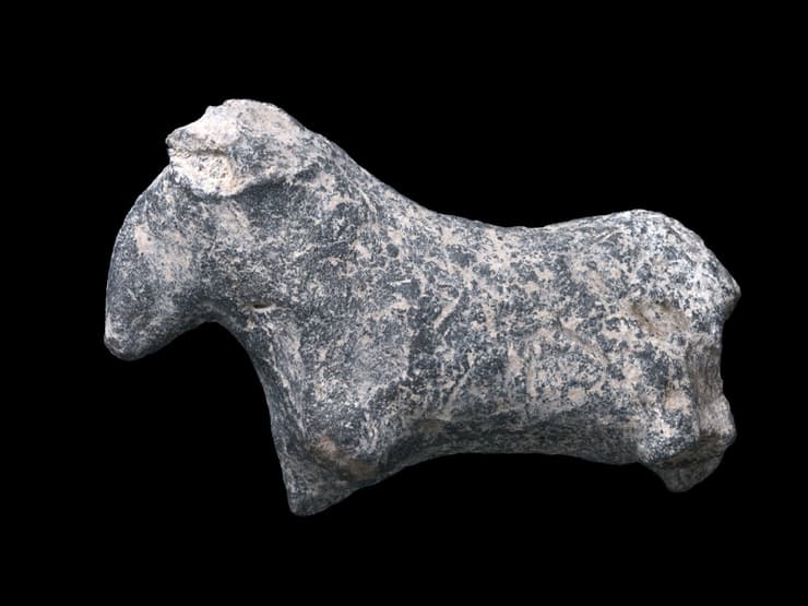 Figura animal descubierta  en el sitio de excavación.