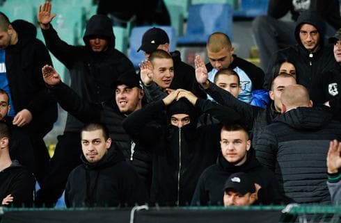 El saludo nazi de aficionados búlgaros durante el partido ante Inglaterra 