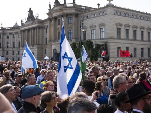 Protestas en Berlín contra el antisemitismo que provocó 2 muertes en las cercanías de una sinagoga de Halle (AFP) Protestas en Berlín contra el antisemitismo que provocó 2 muertes en las cercanías de una sinagoga de Halle