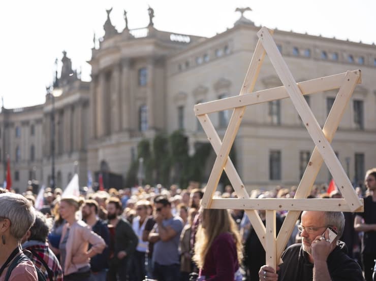 Protestas en Berlín contra el antisemitismo que provocó 2 muertes en las cercanías de una sinagoga de Halle (AFP) Protestas en Berlín contra el antisemitismo que provocó 2 muertes en las cercanías de una sinagoga de Halle
